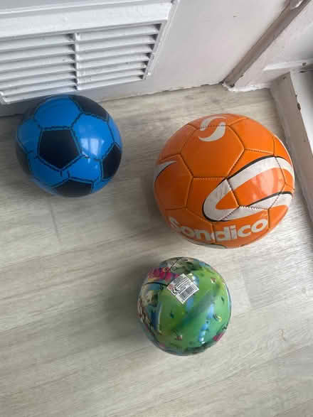 Photo of free 3 kids playing ball (Wapping, E1W) #1