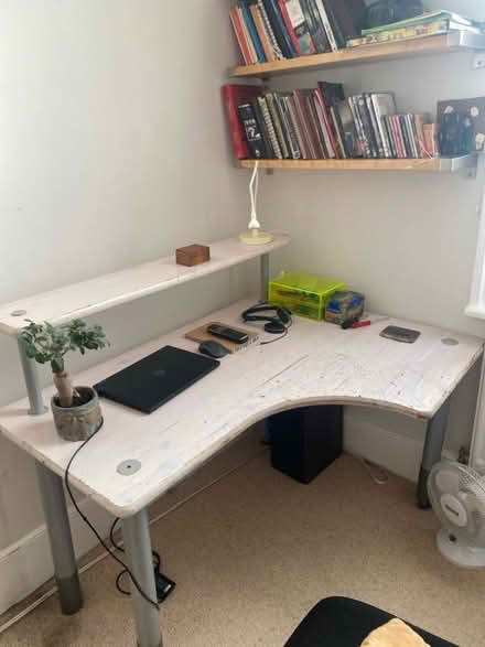 Photo of free Corner desk (Camden Square NW5) #1