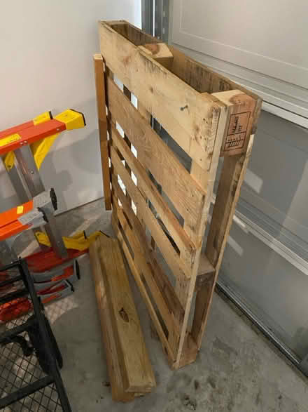 Photo of free Wood palette (Katy near Buckees) #1