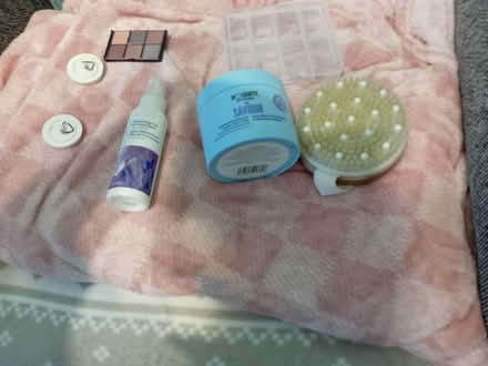 Photo of free Face cream, skin massenger, eyeshadow (Maidenhead SL6) #2