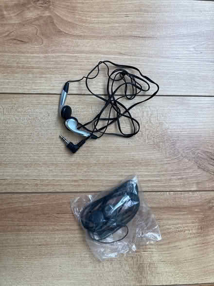 Photo of free Last call:2 pairs earphones (Derry and Tenth Line) #1