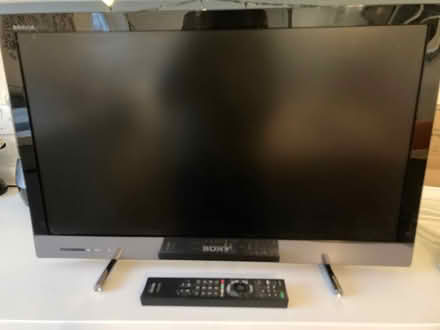 Photo of free TV with remote (GL6 Minchinhampton) #1