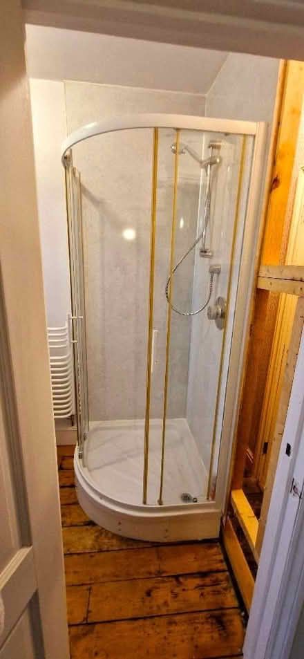 Photo of free 900 x 900 quadrant shower tray and screen (Ludlow SY8) #1