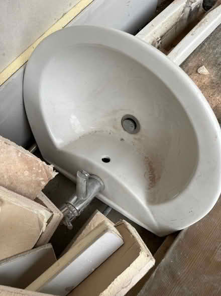 Photo of free Pedistal hand basin (Heversham LA7) #1