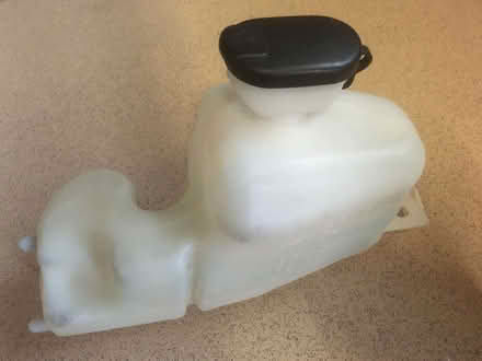 Photo of free 2003 renault kangoo mk1 windscreen washer tank (Garden City OX5) #1