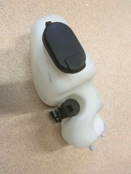 Photo of free 2003 renault kangoo mk1 windscreen washer tank (Garden City OX5) #2