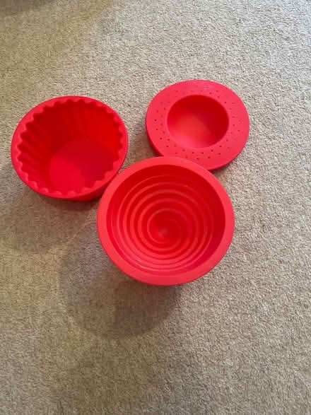 Photo of free âGiant cupcakeâ cake mould (Barton le clay) #1