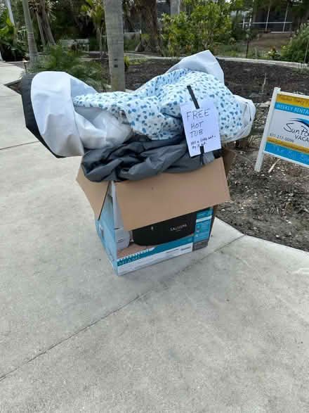 Photo of free inflatable hot tub (Ft myers beach) #1