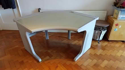 Photo of free Corner desk (TW3 Hounslow Central) #1