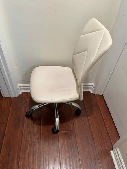 Photo of free White desk chair (Mid City / Koreatown) #1