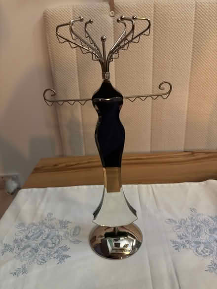 Photo of free Mirrored Jewellery Mannequin (hastings TN34) #1