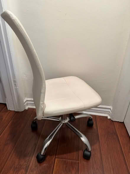 Photo of free White desk chair (Mid City / Koreatown) #4