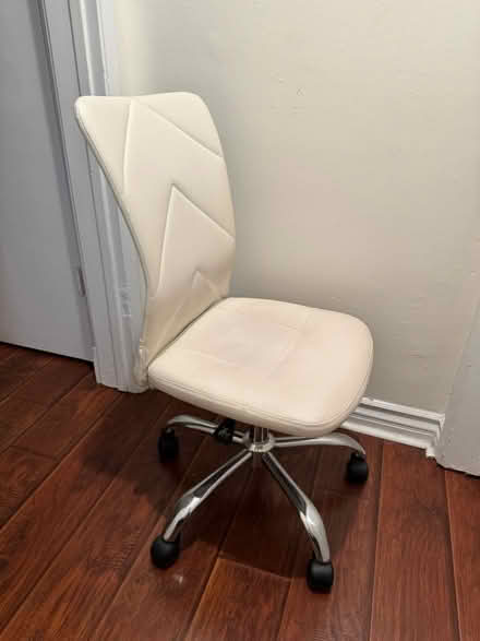 Photo of free White desk chair (Mid City / Koreatown) #2