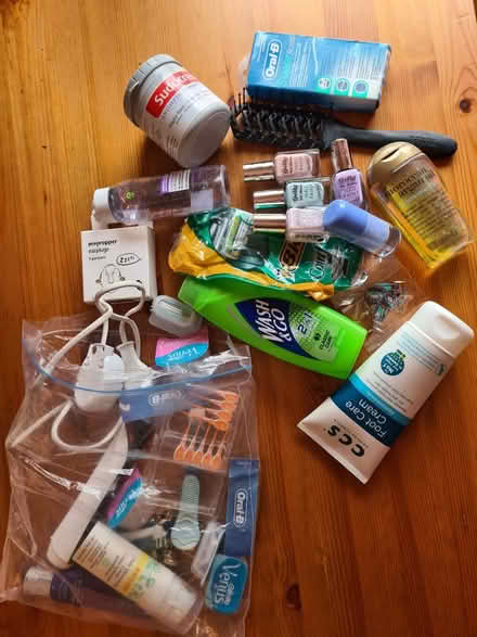 Photo of free Miscellaneous bathroom items (Wood green N22) #1