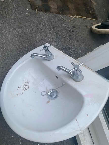 Photo of free Hand basin and pedestal (Oswestry SY11) #1