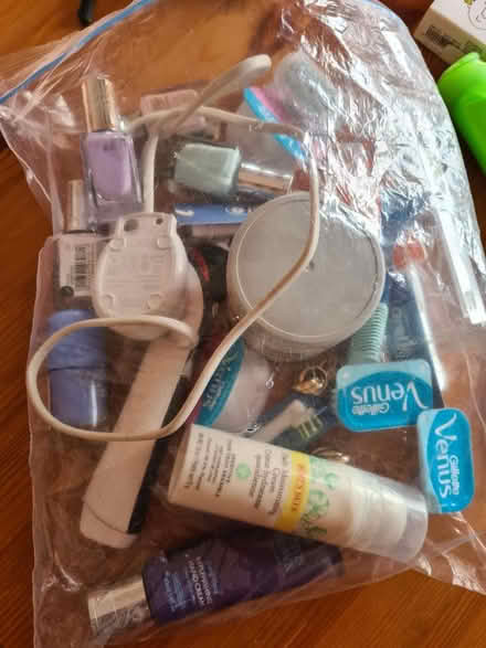Photo of free Miscellaneous bathroom items (Wood green N22) #2
