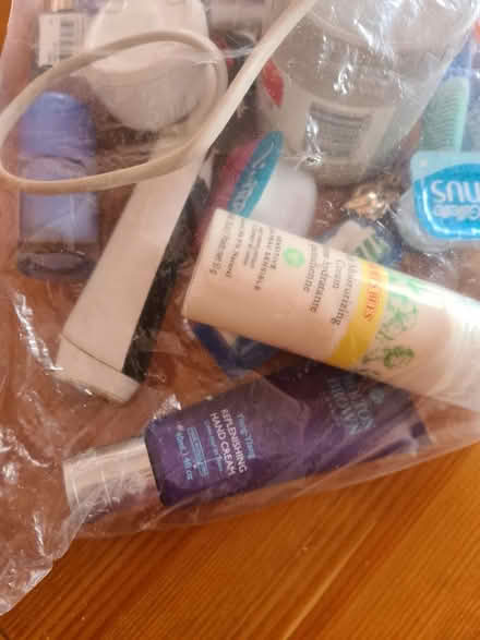 Photo of free Miscellaneous bathroom items (Wood green N22) #4