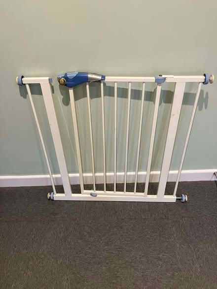 Photo of free Pressure fit stair gate with broken handle (Micklefield HP13) #1