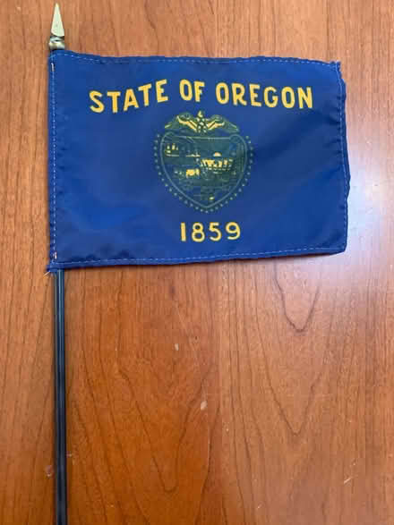 Photo of free mini Oregon flag (Lafayette) #1