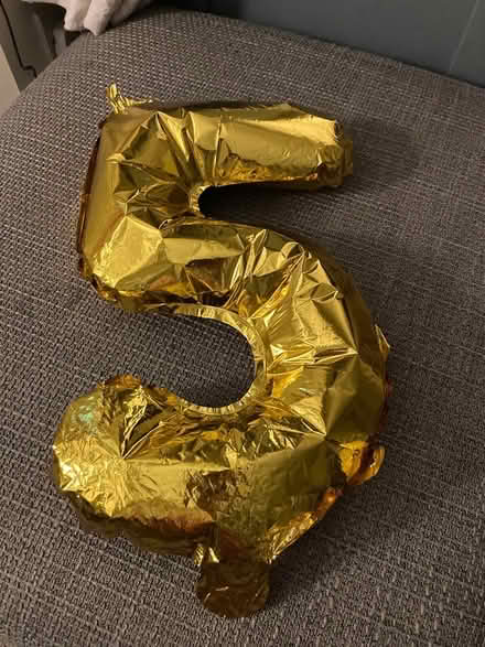Photo of free Small gold ‘5’ foil balloon (TN35 Ore) #1