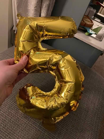 Photo of free Small gold ‘5’ foil balloon (TN35 Ore) #2