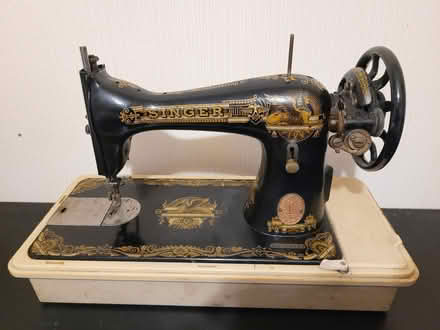 Photo of free Vintage singer sewing machine (Hanford ST4) #1