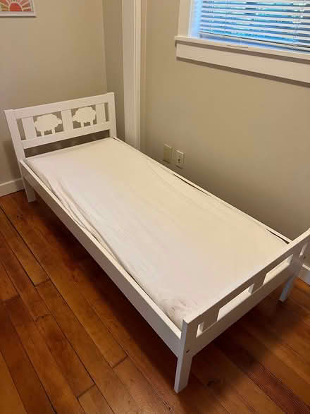Photo of free Cute Toddler bed (North Seattle (maple Leaf)) #1