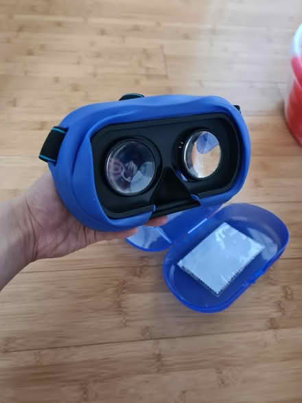 Photo of free VR headset to use with phone (Wood green N22) #1
