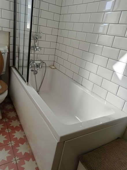 Photo of free Acrylic bath (Manor house/Finsbury Park) #1