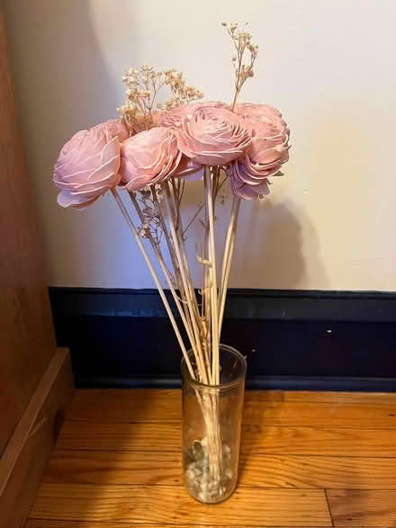 Photo of free Dozen wooden-stemmed pink roses (Ardmore 19003) #2