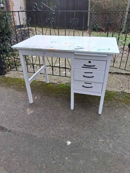 Photo of free Desk (Carshalton SM5) #1