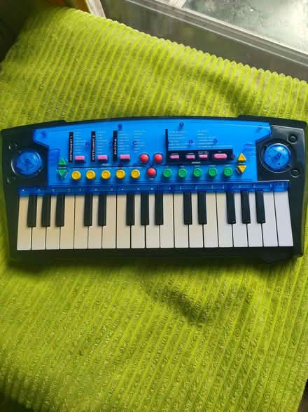 Photo of free Electronic Keyboard with Sound Effects (Surrey Heath GU24) #1
