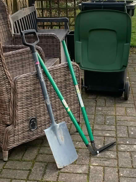 Photo of free Spade and edging shears (Bakewell DE45) #1