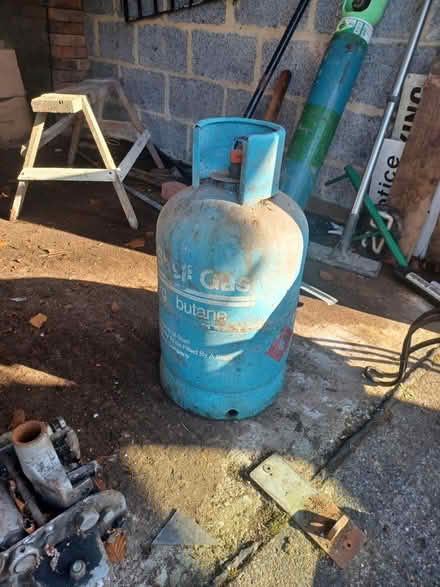Photo of free Full bottle gas (RG12, Binfield) #1