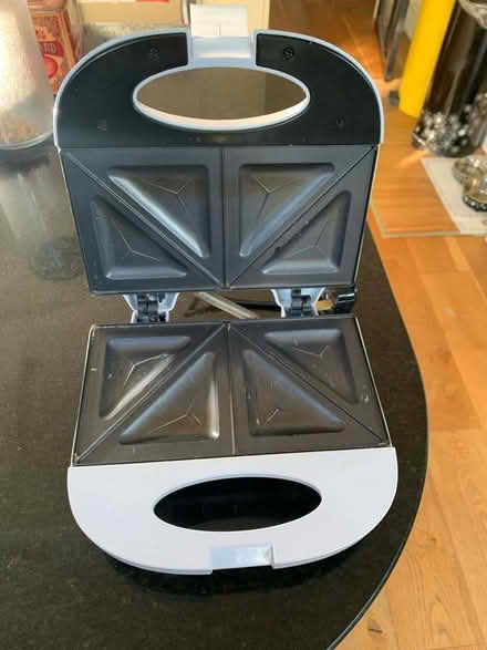 Photo of free Daewoo Double Toastie maker (Cobham Tilt KT11) #2
