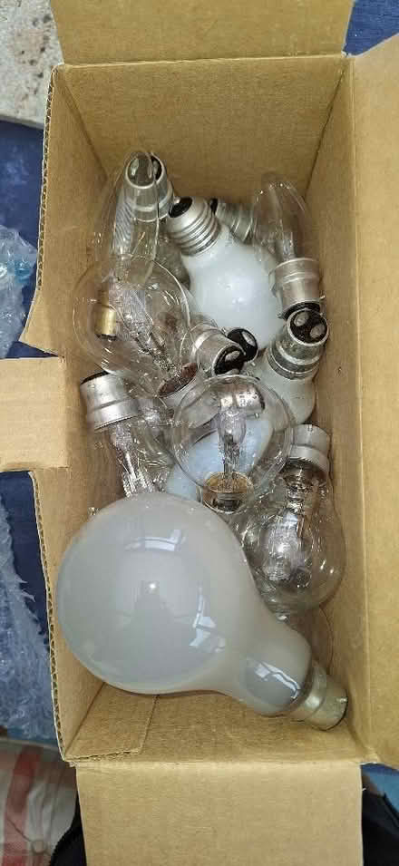 Photo of free Mixture of light bulbs (Kendal LA9) #2