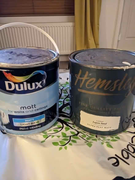 Photo of free 2x paint. A light beige colour & base for mixing (Mousehold NR3) #1