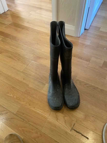 Photo of free Men’s size 8 wellies (Horsell GU21) #1