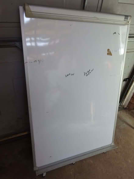 Photo of free Portable flipchart/whiteboard (Rushwick WR2) #1