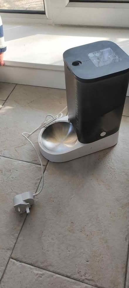 Photo of free Cat food distributor, cat fountain (D04EA40) #2