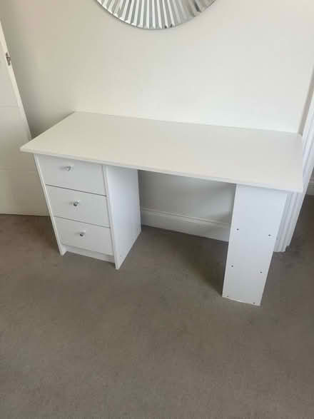 Photo of free White desk (Penge SE20) #1