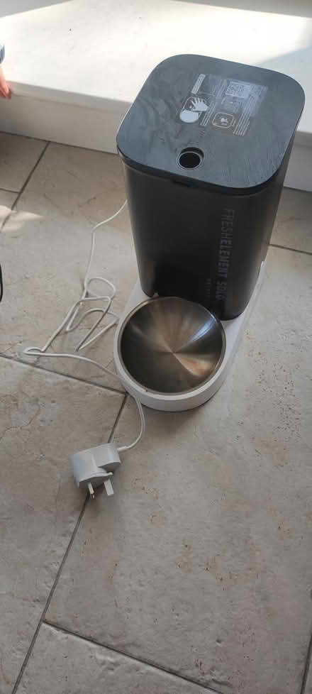 Photo of free Cat food distributor, cat fountain (D04EA40) #1