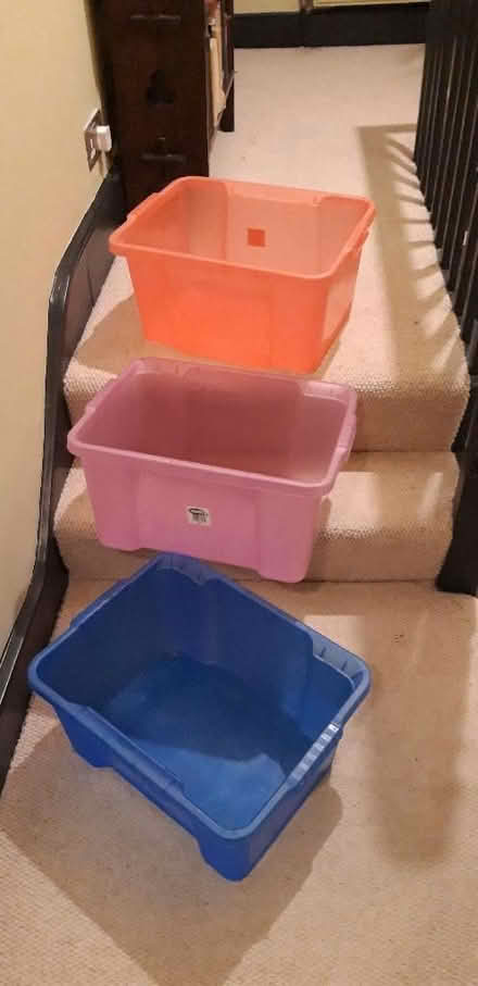Photo of free 3 coloured plastic tubs (Stroud Green N4) #1