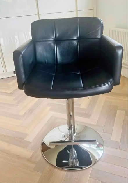Photo of Kitchen chair/ stool (Aylesbury HP20) #1