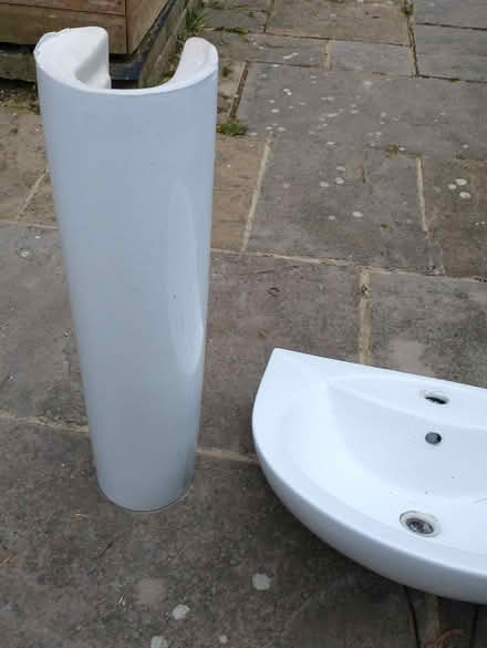 Photo of free pedestal basin (Westcott, near Dorking, Surrey) #4