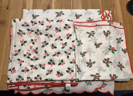 Photo of free Christmas table cloths & napkins (Winnersh RG41) #1