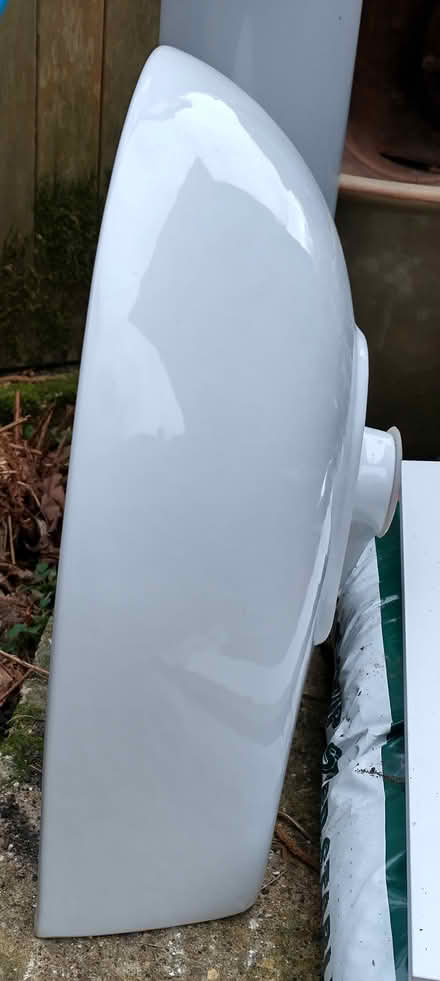 Photo of free pedestal basin (Westcott, near Dorking, Surrey) #1