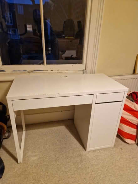 Photo of free White Ikea desk - must go by sat (SW18 2) #1