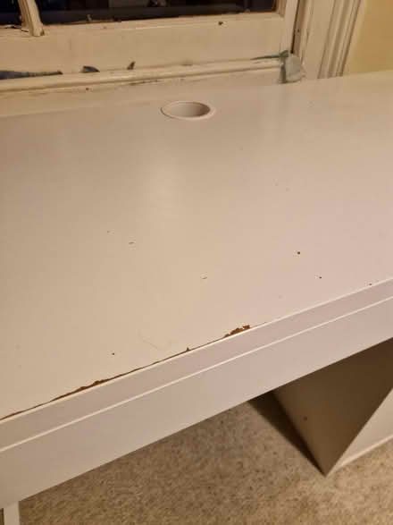 Photo of free White Ikea desk - must go by sat (SW18 2) #2