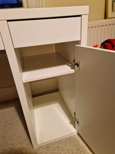 Photo of free White Ikea desk - must go by sat (SW18 2) #4